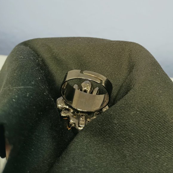 Size 9 Gorgeous Red Rhinestone Ring Signed SNK - Picture 8 of 9